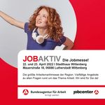 Junge Frau mit Kopfhörern um den Hals schaut lächelnd in die Linke obere Ecke.