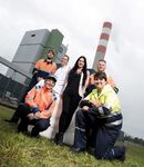 Junge Menschen vor einem Industriegebäude