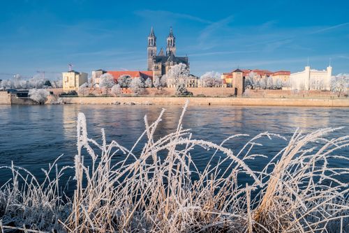 Ein Blick über die Elbe auf das verschneite Magdeburg