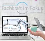 Eine menschliche und eine digitale Hand nähern sich, Foto: Pixabay © ArtsyBee, Grafik: Fachkraft im Fokus