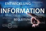 Zeigefinger zeigt auf Wörter Information, Entwicklung, Begleitung