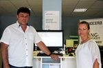 Thomas Reichenbach (links) und Sandy Krallert (rechts) stehen im Verkaufsraum an einem Computer(Foto: Fachkraft im Fokus).