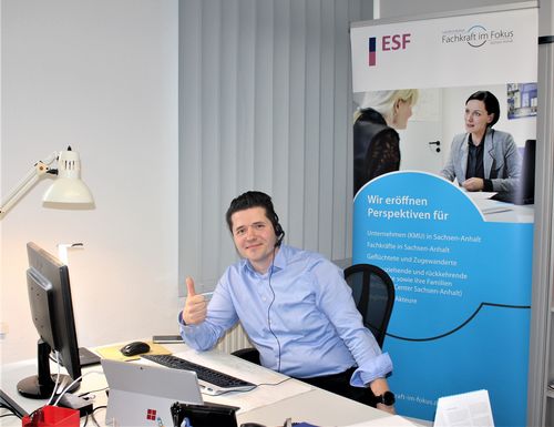 Regionalberater Sandro Miritz an seinem Schreibtisch