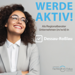 Frau lehnt an der Wand.