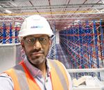 Mann in Sicherheitsbekleidung auf der Baustelle eines großen Logistikzentrums