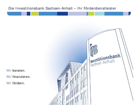 Man und Frau am Tisch lächeln in Kamera