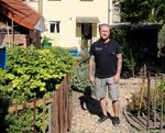 Mike Ulrich in seinem heimischen Garten. Nun ist er auch beruflich heimisch geworden. (Foto: Fachkraft im Fokus)
