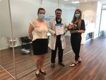 Regionalberaterin Claudia Berge überreicht Urkunde und Blumen an Dr. Sandro Strössner und Michelle Schmidt